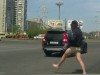 Голым на улицу: мужчина решил покорить прохожих своим нижним бельем (видео)