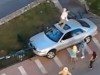 Настоящий «автолюбитель» разбил лобовое стекло Audi A8, помял крышу, собрал друзей и уехал (видео)
