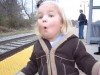 200 тысяч просмотров за неподдельный восторг: девочка встречает поезд (видео)