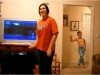 Танцы до упаду: парень на заднем плане порадовал пользователей сети Интернет (видео)