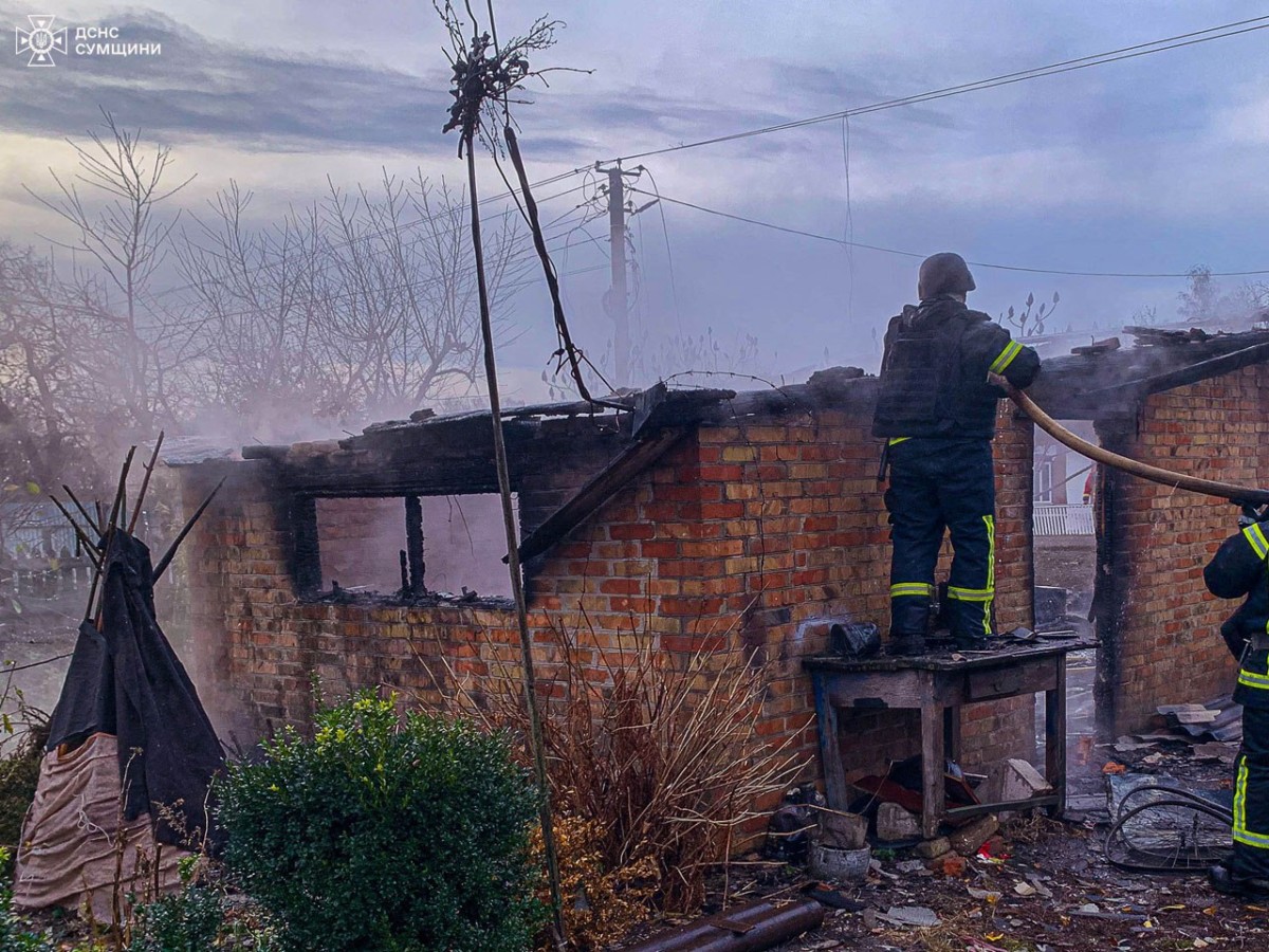 На Сумщині вогонеборці ліквідували пожежу, спричинену ворожим ударом