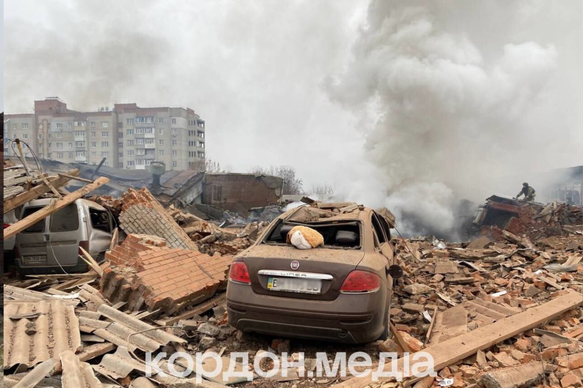 У Сумах після ворожої авіаційної атаки зайнялися пожежі