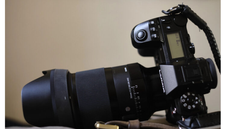 Загальний вид масивного об'єктива Sigma 35mm f1.2 DG DN Art з блендою на бездзеркальній камері з м'яким бічним освітленням